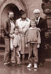 Helmut Donat mit seinen Söhnen Daniel und Felix, Will Quadflieg und Domprediger Günther Abramzik, 1990