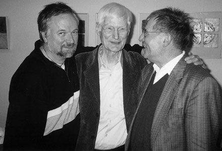 Helmut Donat mit den Bremer Schriftstellern Otmar Leist (Mitte) und Hartwig Struckmeyer, Dezember 2003